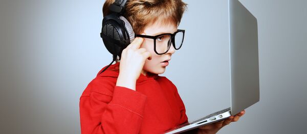 Мальчик перед ноутбуком  - 俄罗斯卫星通讯社