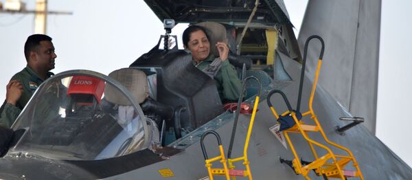 Министр обороны Индии Нирмала Ситхараман за штурвалом истребителя Су-30 - 俄罗斯卫星通讯社