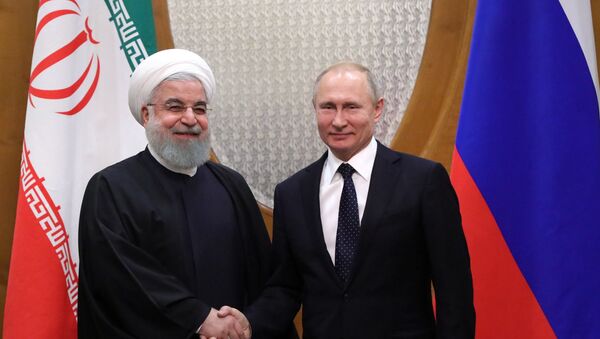  Президент РФ Владимир Путин и президент Исламской Республики Иран Хасан Рухани (слева) во время встречи в Сочи. - 俄罗斯卫星通讯社