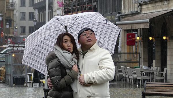 Азиатская пара под зонтом во время дождя - 俄羅斯衛星通訊社