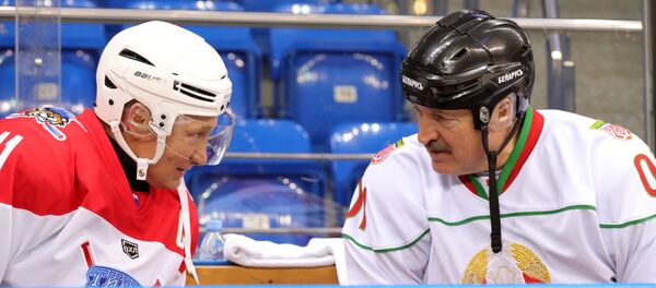 Президент РФ Владимир Путин с президентом Белоруссии Александром Лукашенко (справа) во время тренировочной игры в хоккей в ледовом дворце Шайба в Сочи. - 俄羅斯衛星通訊社