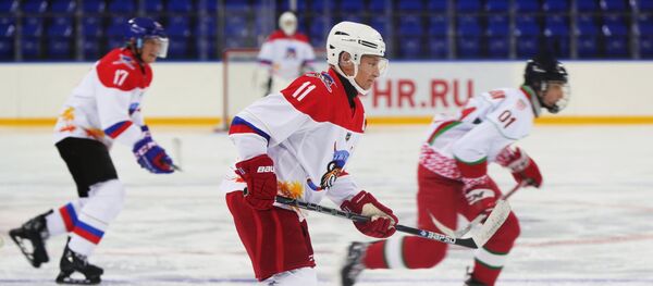 普京在索契举办的全俄夜间冰球联盟的表演赛中打入10球 - 俄罗斯卫星通讯社