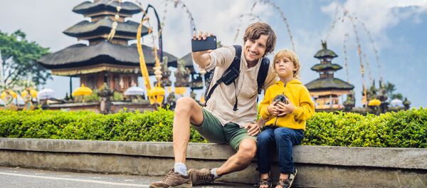Туристы фотографируются у храма Улун Даноу на Бали - 俄罗斯卫星通讯社