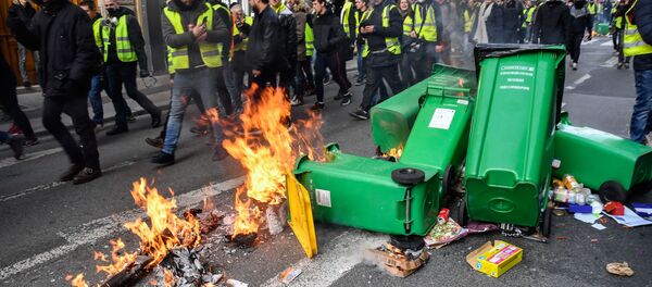 法国黄背心运动示威者攻击警用车辆 - 俄罗斯卫星通讯社