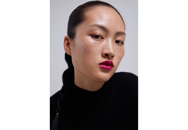 华媒：中女模满脸雀斑引不满ZARA广告被指辱华 - 俄罗斯卫星通讯社