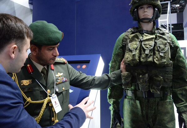 阿布扎比国际防务展（IDEX-2019）上一名观众正在看俄罗斯“勇士”单兵作战系统。 - 俄罗斯卫星通讯社