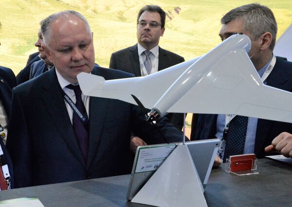 俄罗斯国防出口公司总经理亚历山大·米赫耶夫（左）正在察看阿布扎比国际防务展上展出的由卡拉什尼科夫康采恩生产的神风无人机KYB。 - 俄罗斯卫星通讯社