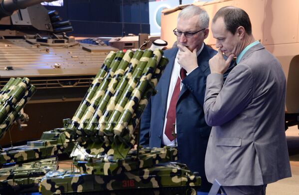 一名观众在看俄罗斯“金刚石-安泰”康采恩生产的军备样品。 - 俄罗斯卫星通讯社