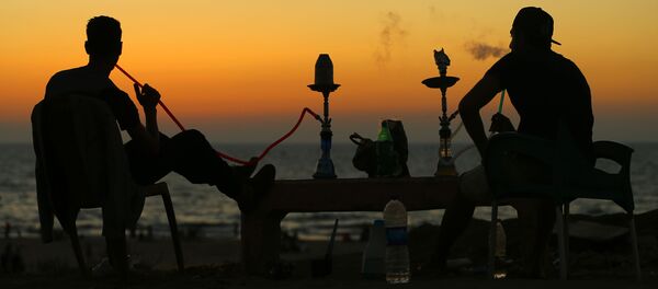 Молодые люди во время курения кальяна - 俄罗斯卫星通讯社