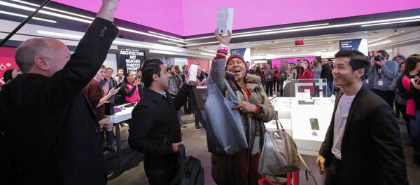 Мужчины радуются покупке смартфона OnePlus 6T - 俄罗斯卫星通讯社