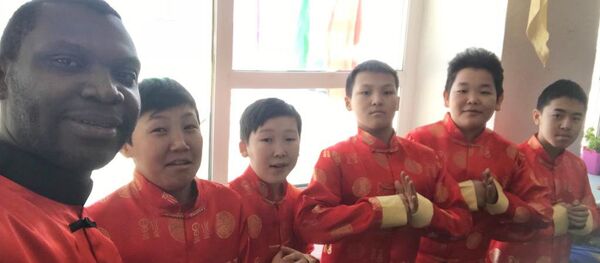 馬克·巴巴同德和自己的學生們 - 俄羅斯衛星通訊社