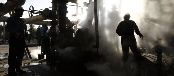 Работник на нефтеперерабатывающем заводе в Иране Работник на нефтеперерабатывающем заводе в Иране - 俄羅斯衛星通訊社