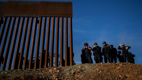 Американские пограничники и сотрудники таможни на границе США и Мекскики в штате Тихуана - 俄罗斯卫星通讯社