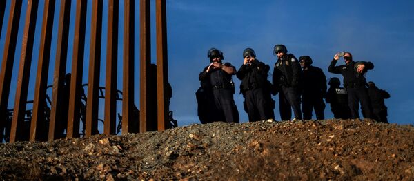 Американские пограничники и сотрудники таможни на границе США и Мекскики в штате Тихуана - 俄羅斯衛星通訊社