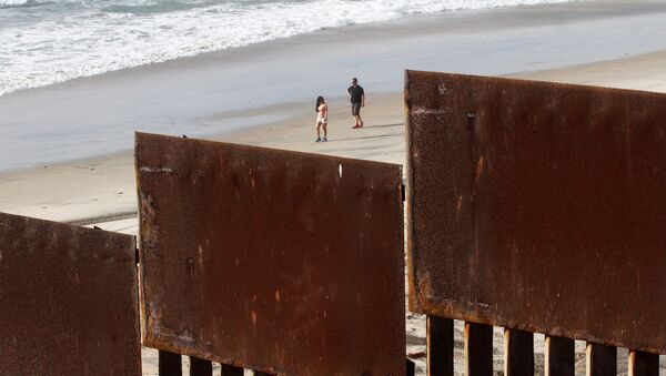 Забор, отделяющий Мексику и США в районе Сан-Диего, Калифорния - 俄罗斯卫星通讯社