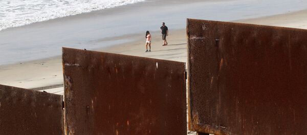 Забор, отделяющий Мексику и США в районе Сан-Диего, Калифорния - 俄罗斯卫星通讯社