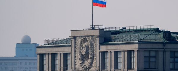 Флаг на здании Государственной Думы РФ на улице Охотный ряд в Москве Флаг на здании Государственной Думы РФ на улице Охотный ряд в Москве - 俄罗斯卫星通讯社