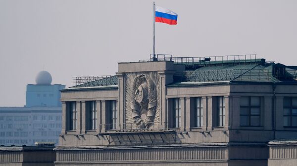 Флаг на здании Государственной Думы РФ на улице Охотный ряд в Москве - 俄罗斯卫星通讯社
