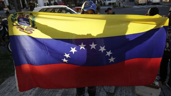 Протестующий с флагом Венесуэлы в Эквадоре  - 俄罗斯卫星通讯社