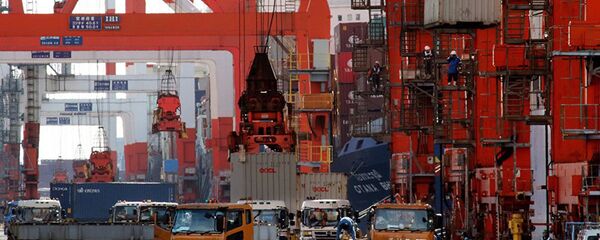 Японский флаг на фоне торгового порта в Токио. - 俄罗斯卫星通讯社