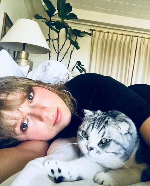 美国著名唱作歌手及演员泰勒·斯威夫特(Taylor Swift)的爱猫奥莉维亚(Olivia)拥有的财产估计在9700万美元。 美国著名唱作歌手及演员泰勒·斯威夫特(Taylor Swift)的爱猫奥莉维亚(Olivia)拥有的财产估计在9700万美元。 - 俄罗斯卫星通讯社