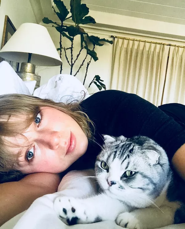 美國著名唱作歌手及演員泰勒·斯威夫特(Taylor Swift)的愛貓奧莉維亞(Olivia)擁有的財產估計在9700萬美元。 美國著名唱作歌手及演員泰勒·斯威夫特(Taylor Swift)的愛貓奧莉維亞(Olivia)擁有的財產估計在9700萬美元。 - 俄羅斯衛星通訊社