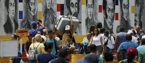 Жители Венесуэлы на границе с Колумбией  - 俄罗斯卫星通讯社