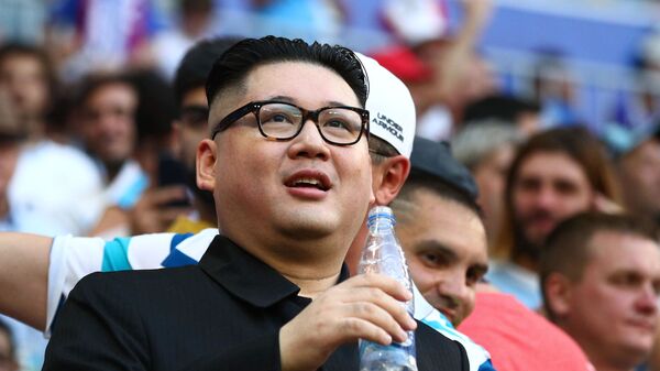 外貌酷似朝鲜最高领导人金正恩的一名模仿者 - 俄罗斯卫星通讯社
