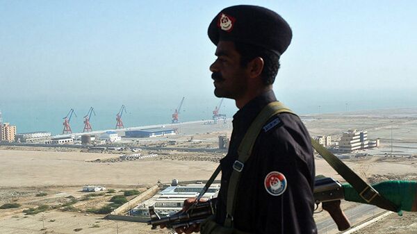 A Pakistan security personnel stands guard near the the Beijing-funded megaport of Gwadar, in southwestern Pakistan - 俄罗斯卫星通讯社