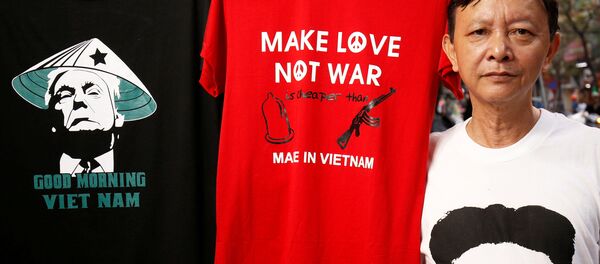 河内出现带特朗普和金正恩画像的T恤 河内出现带特朗普和金正恩画像的T恤 - 俄罗斯卫星通讯社