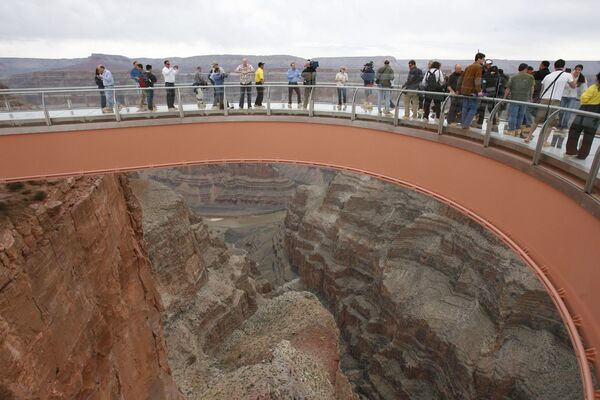 美國科羅拉多大峽谷被認為是世界七大奇跡之一。漫步天空步道玻璃橋上可以欣賞到科羅拉多大峽谷的全部美景。這座橋寬3米多，長21米，建造在科羅拉多河床上1200米高度處。 - 俄羅斯衛星通訊社
