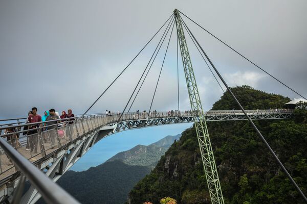 馬來西亞蘭卡威的高山“天空之橋”建於2005年。它是位於660米高處的寬1.8米長125米的弧形人行斜拉橋。到達此橋首先需要坐索道上山。 - 俄羅斯衛星通訊社