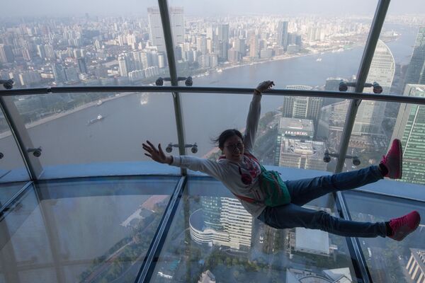 勇敢的旅行者可以到中國“東方明珠”電視塔的360度玻璃觀景台。“東方明珠”電視台高468米，是亞洲第三大高樓，是世界第五高電視塔。360度玻璃觀景台在350米高的地方。克服恐懼的人將可以拍下真正的讓人印象深刻的照片並從不同尋常的角度看到這個城市。 - 俄羅斯衛星通訊社