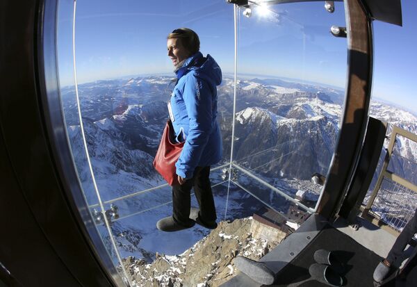 有着吓人名字的夏蒙尼“踏入虚空”（Step into the void）观景台目前被认为是欧洲最高的观景台。它是一个悬挂在海拔3842米高空中的巨大玻璃房。 - 俄罗斯卫星通讯社