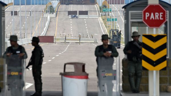 Военнослужащие Национальной гвардии Венесуэлы на заблокированном мосту Тиендитас на границе с Колумбией - 俄罗斯卫星通讯社