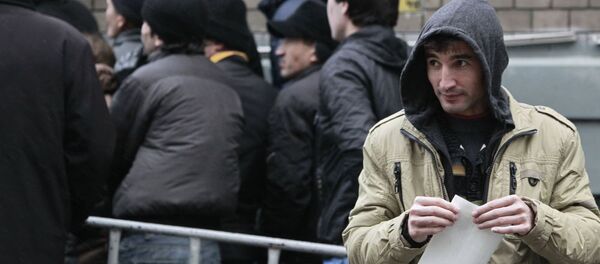 Гастарбайтеры в очереди у консульского отдела посольства Таджикистана - 俄罗斯卫星通讯社