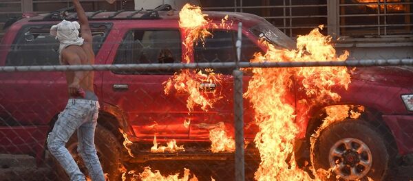 一伙激進分子焚毀巴委兩國邊境委內瑞拉國民衛隊的汽車 - 俄羅斯衛星通訊社