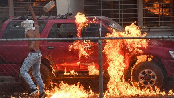 一伙激进分子焚毁巴委两国边境委内瑞拉国民卫队的汽车 - 俄罗斯卫星通讯社