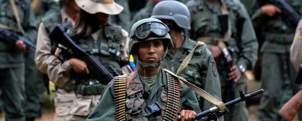 Солдат венесуэльской армии с автоматом в Каракасе - 俄羅斯衛星通訊社