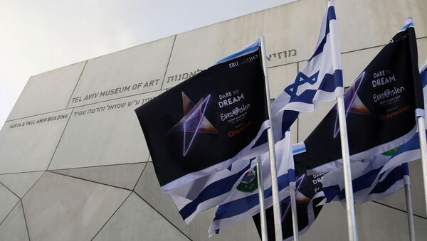 Израильские флаги и флаги с логотипом конкурса Евровидение-2019 развеваются возле Музея искусств в Тель-Авиве - 俄羅斯衛星通訊社