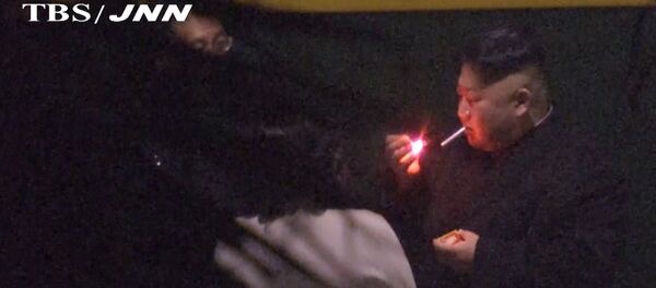 媒体拍到金正恩赴越途中在站台吸烟小憩 媒体拍到金正恩赴越途中在站台吸烟小憩 - 俄罗斯卫星通讯社