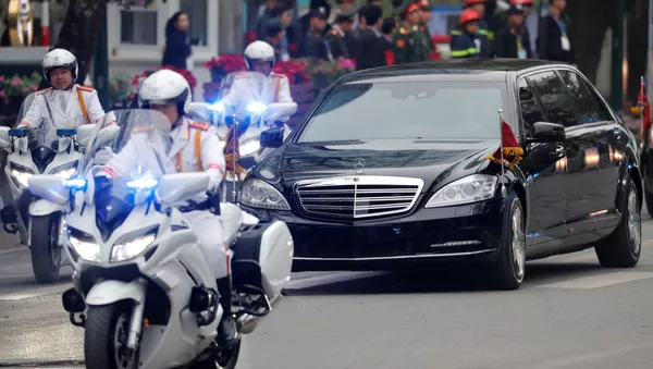 一台黑色轎車現身“普金會”選定地點——俄遠東聯邦大學 - 俄羅斯衛星通訊社