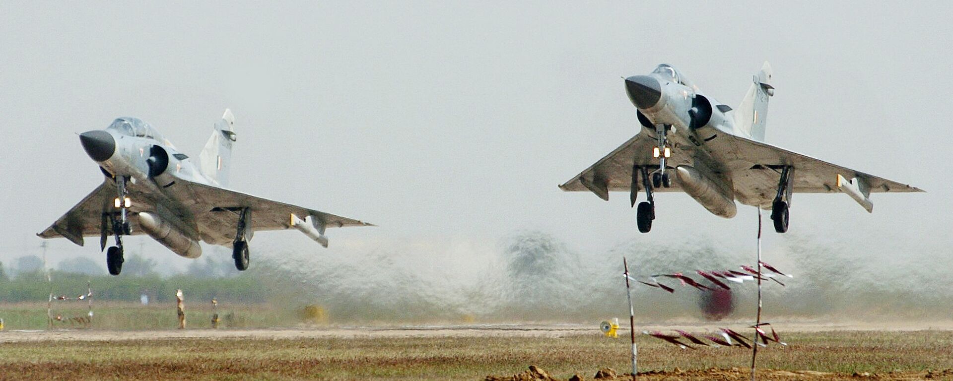 Два истребителя ВВС Индии Dassault Mirage 2000 во время взлета - 俄罗斯卫星通讯社, 1920, 15.12.2020