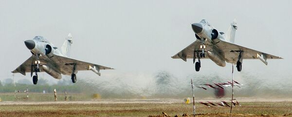 Два истребителя ВВС Индии Dassault Mirage 2000 во время взлета Два истребителя ВВС Индии Dassault Mirage 2000 во время взлета - 俄罗斯卫星通讯社