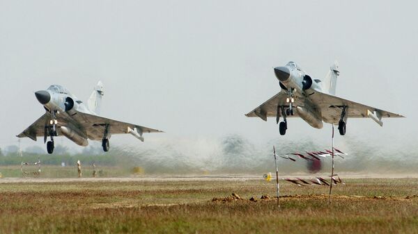 Два истребителя ВВС Индии Dassault Mirage 2000 во время взлета - 俄羅斯衛星通訊社
