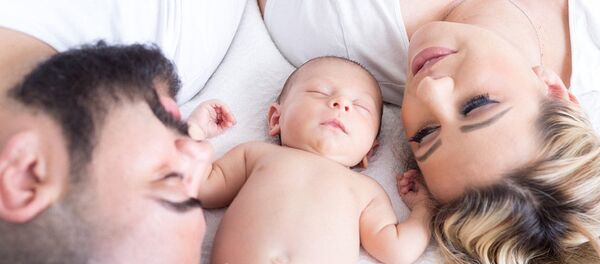 父母和孩子睡覺 - 俄羅斯衛星通訊社