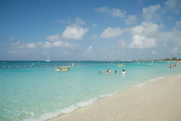 在開曼群島的七英裡海灘上度假的人們 在開曼群島的七英裡海灘上度假的人們 - 俄羅斯衛星通訊社