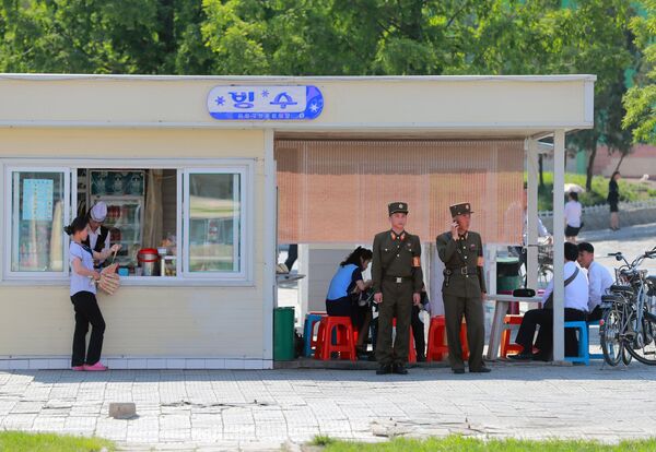 年輕人都是與自己的同齡人在一起過節。 - 俄羅斯衛星通訊社