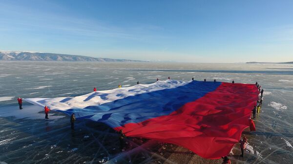 Флаг России развернули на льду Байкала - 俄罗斯卫星通讯社