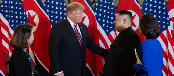 US President Donald Trump (2nd L) speaks with North Korea's leader Kim Jong Un (2nd R) before a meeting at the Sofitel Legend Metropole hotel in Hanoi on February 27, 2019. - 俄罗斯卫星通讯社